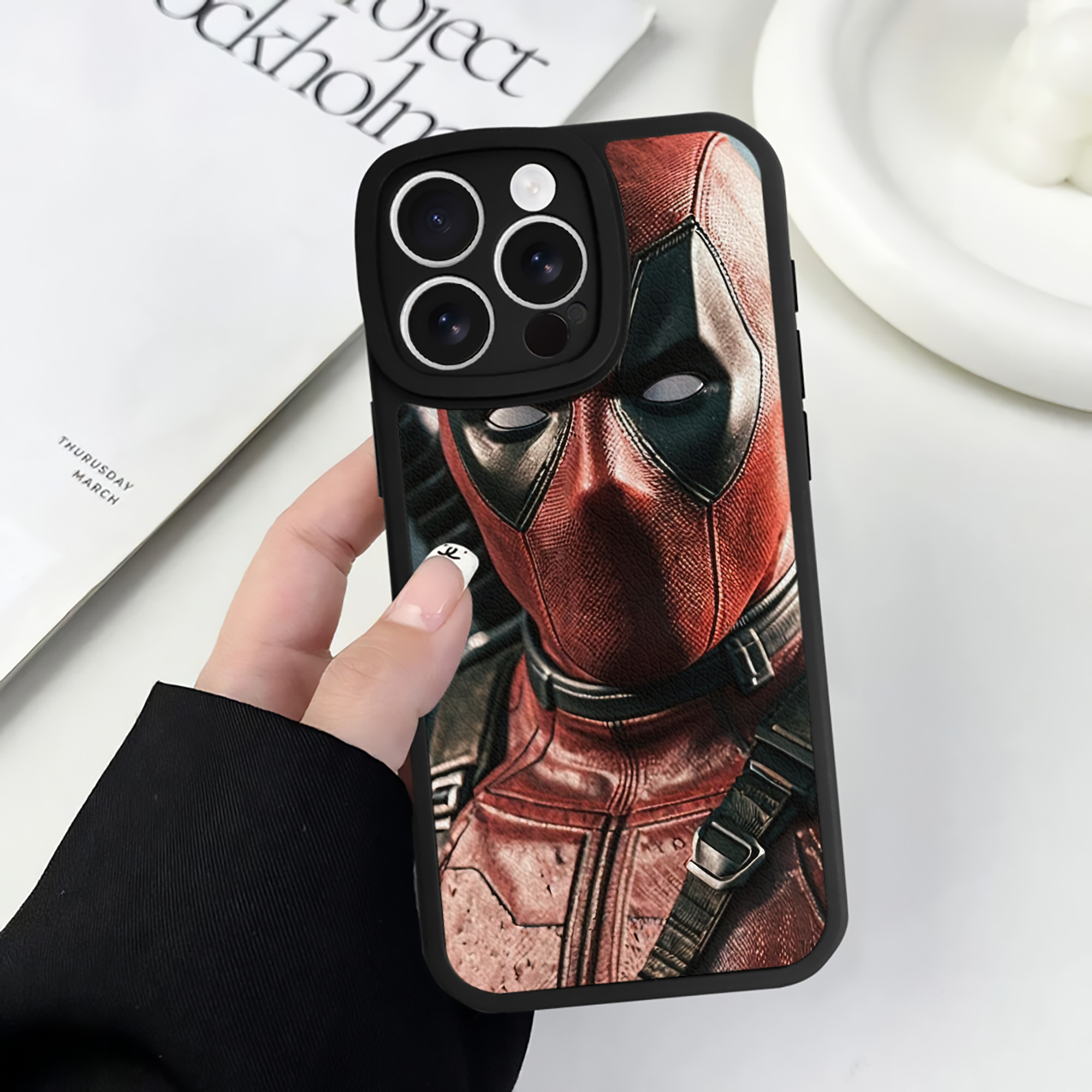 （画像用） Deadpool デッドプール 【iPhone 16シリーズ対応】シリコンスマホケース（レザー調） 材質：シリコン